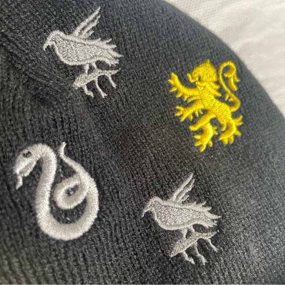 Harry Potter Hogwarts Cuff Pom Beanie Hat Black Hufflepuff Gryffindor Slytherin - Picture 6 of 10